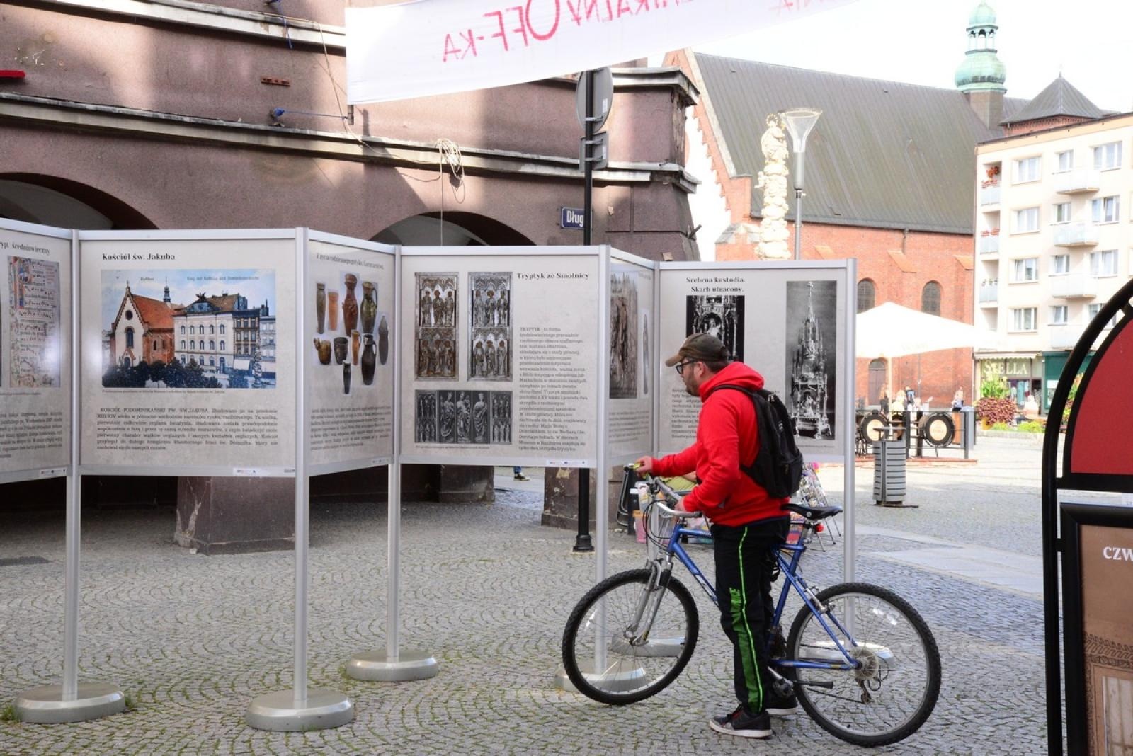 Zdjęcie w galerii na portalu naszraciborz.pl: Muzeum otwiera wystawę, wiceprezydent zdradza, co zastąpi na Rynku lodowisko wiadomości z regionu