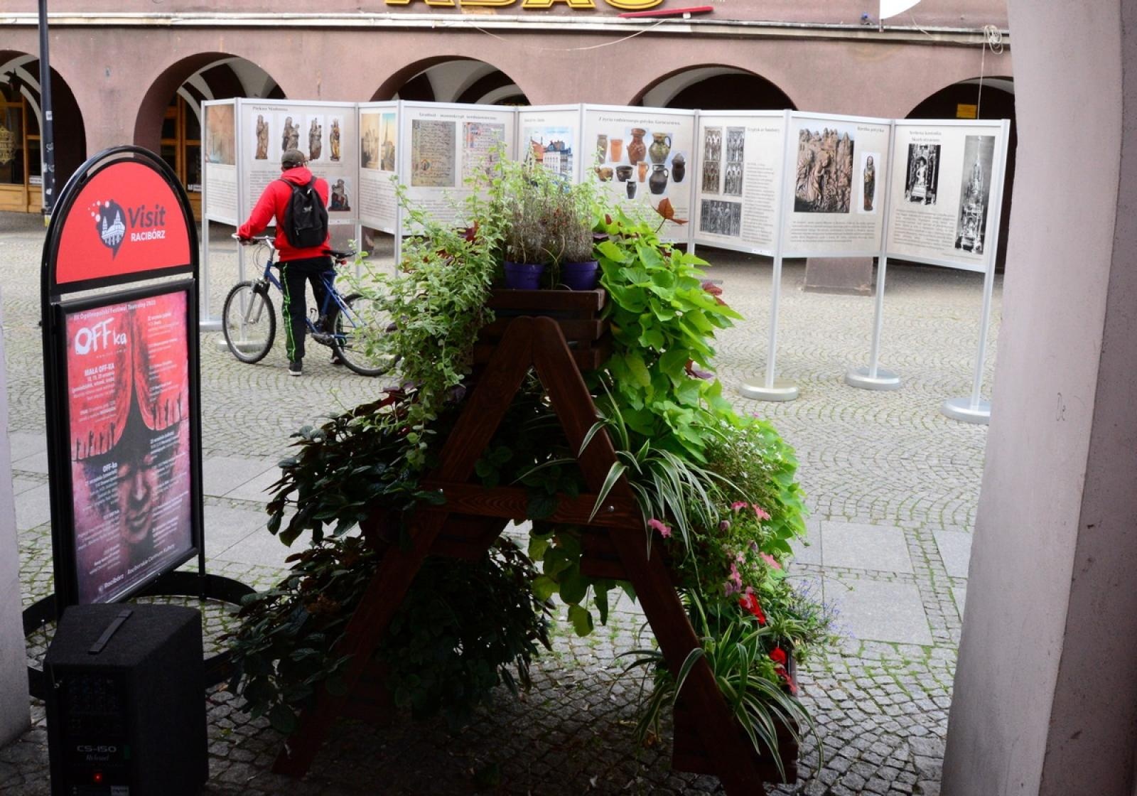 Zdjęcie w galerii na portalu naszraciborz.pl: Muzeum otwiera wystawę, wiceprezydent zdradza, co zastąpi na Rynku lodowisko wiadomości z regionu