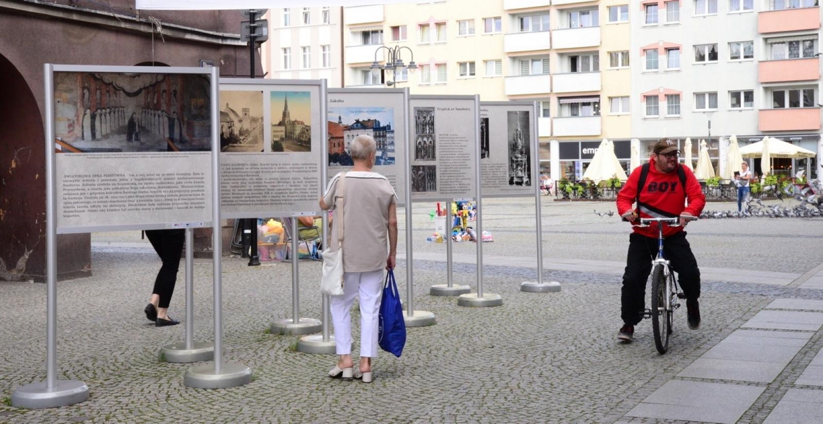 Zdjęcie w galerii na portalu naszraciborz.pl: Muzeum otwiera wystawę, wiceprezydent zdradza, co zastąpi na Rynku lodowisko wiadomości z regionu