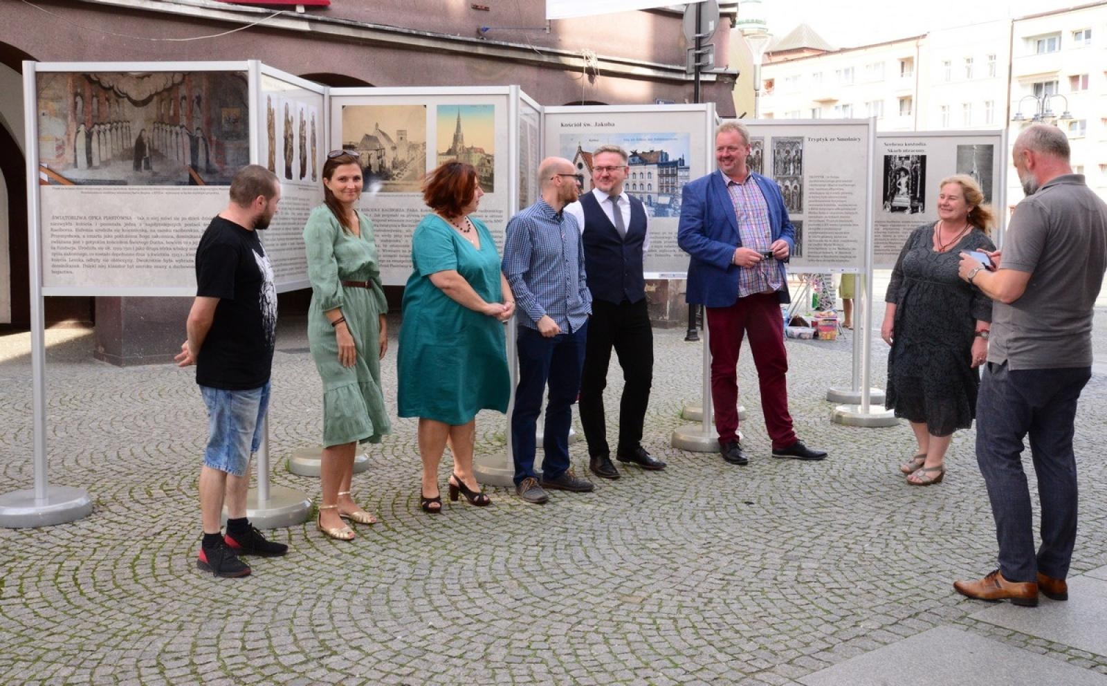 Zdjęcie w galerii na portalu naszraciborz.pl: Muzeum otwiera wystawę, wiceprezydent zdradza, co zastąpi na Rynku lodowisko wiadomości z regionu