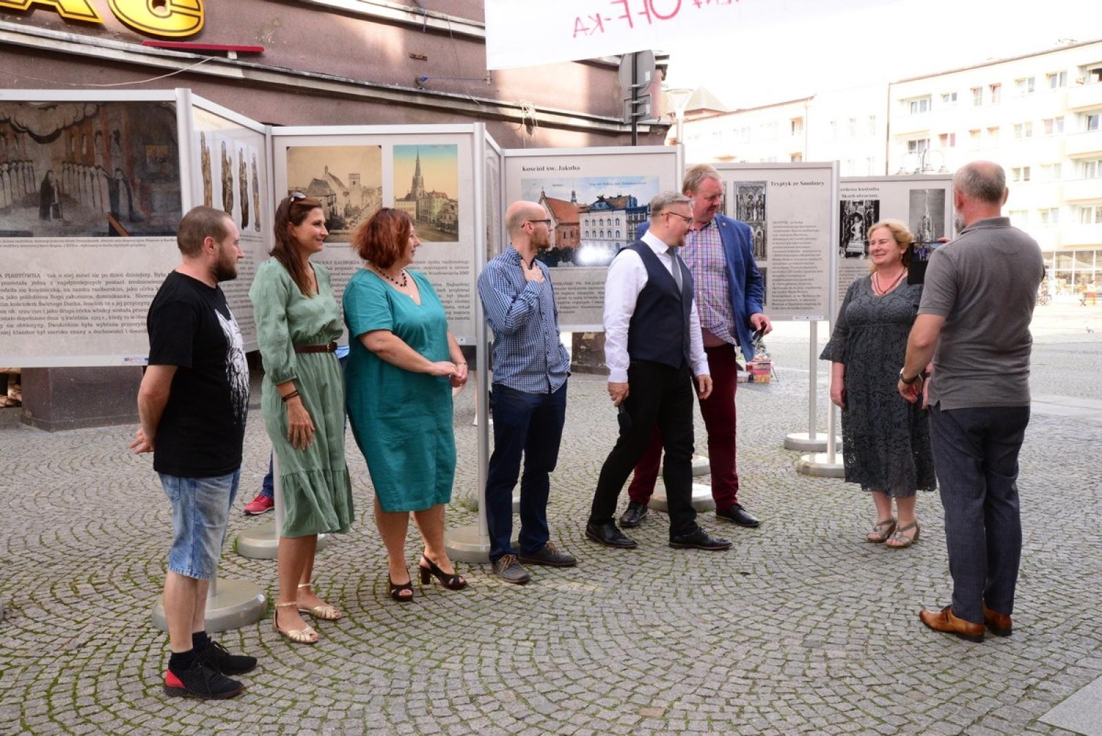 Zdjęcie w galerii na portalu naszraciborz.pl: Muzeum otwiera wystawę, wiceprezydent zdradza, co zastąpi na Rynku lodowisko wiadomości z regionu