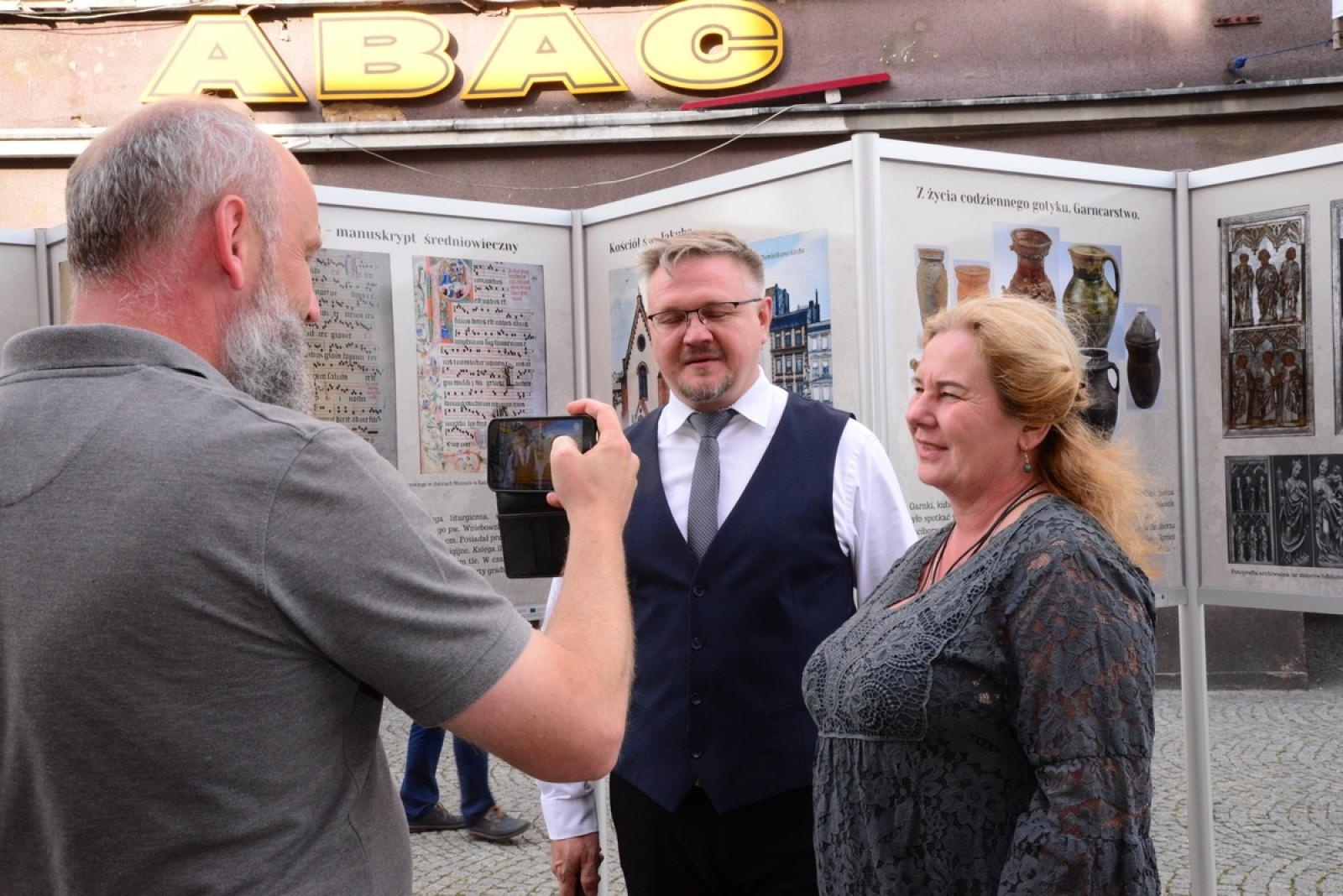 Zdjęcie w galerii na portalu naszraciborz.pl: Muzeum otwiera wystawę, wiceprezydent zdradza, co zastąpi na Rynku lodowisko wiadomości z regionu