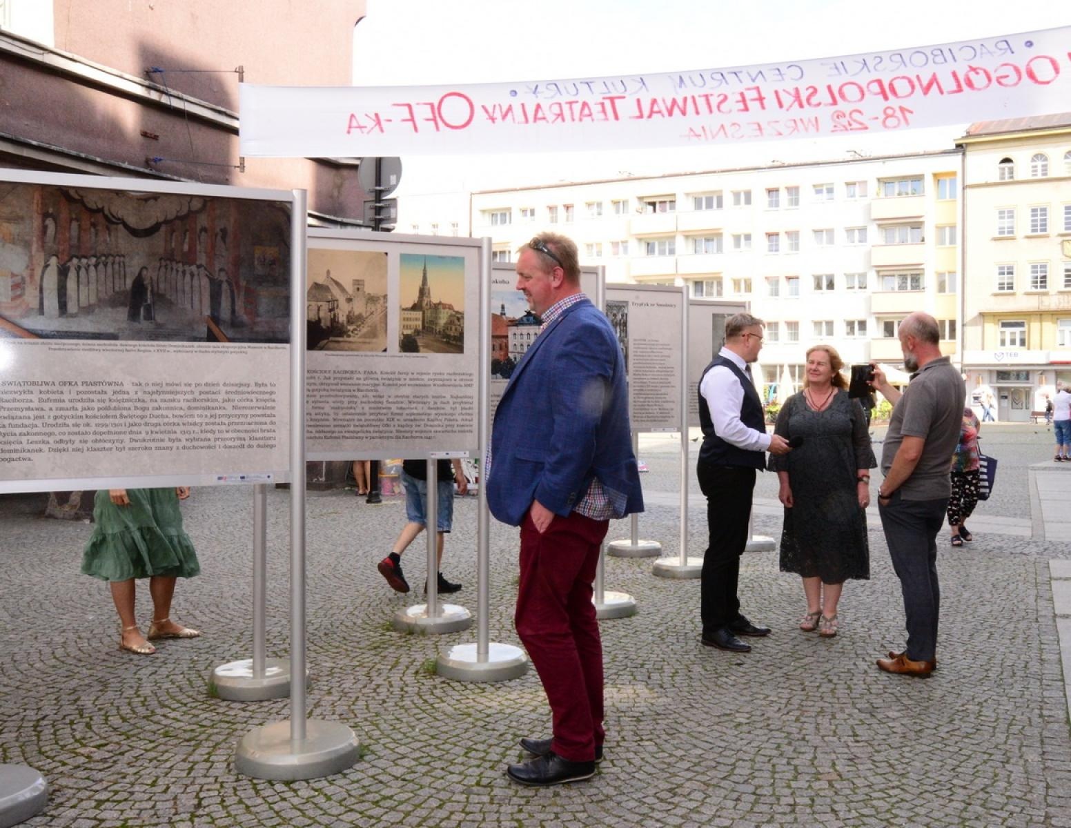 Zdjęcie w galerii na portalu naszraciborz.pl: Muzeum otwiera wystawę, wiceprezydent zdradza, co zastąpi na Rynku lodowisko wiadomości z regionu