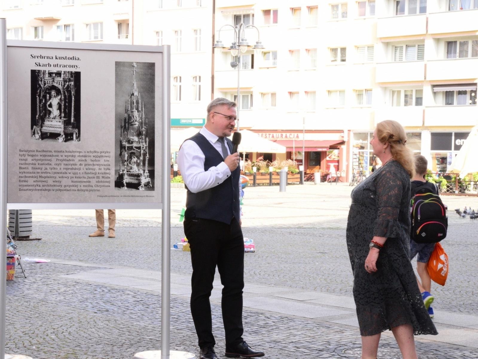 Zdjęcie w galerii na portalu naszraciborz.pl: Muzeum otwiera wystawę, wiceprezydent zdradza, co zastąpi na Rynku lodowisko wiadomości z regionu