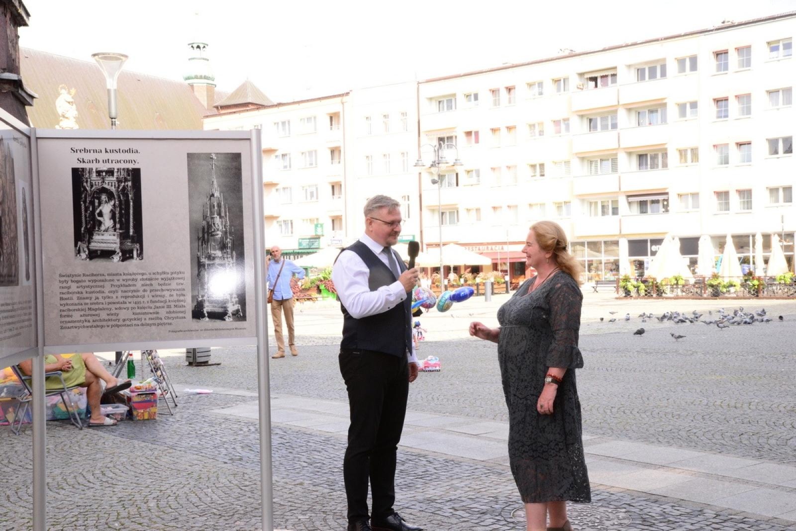 Zdjęcie w galerii na portalu naszraciborz.pl: Muzeum otwiera wystawę, wiceprezydent zdradza, co zastąpi na Rynku lodowisko wiadomości z regionu