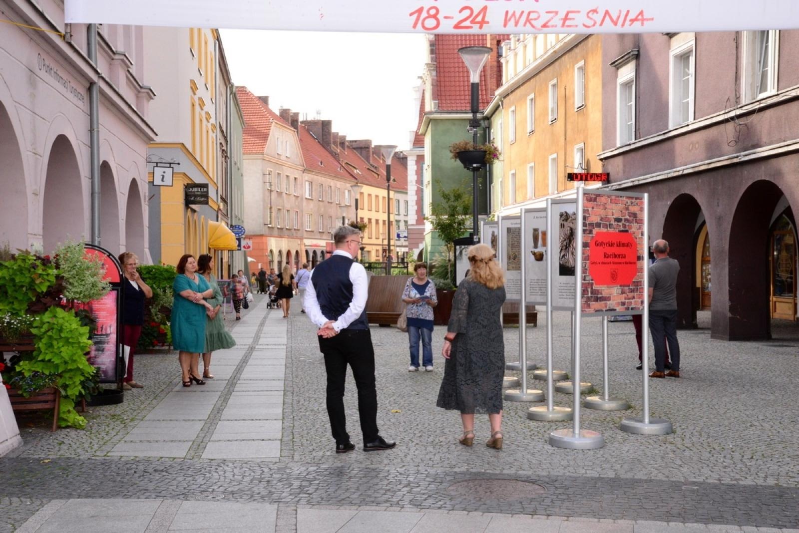 Zdjęcie w galerii na portalu naszraciborz.pl: Muzeum otwiera wystawę, wiceprezydent zdradza, co zastąpi na Rynku lodowisko wiadomości z regionu