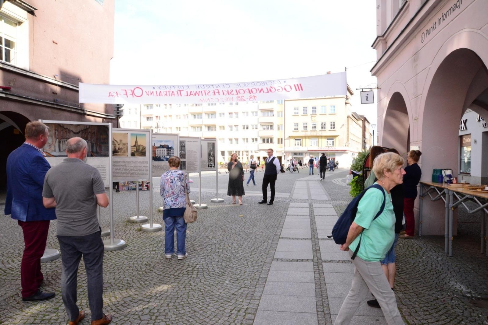 Zdjęcie w galerii na portalu naszraciborz.pl: Muzeum otwiera wystawę, wiceprezydent zdradza, co zastąpi na Rynku lodowisko wiadomości z regionu