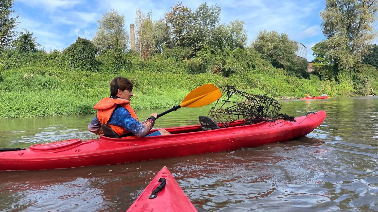 Zdjęcie w galerii na portalu naszraciborz.pl: Połączone siły młodzieży sprzątały Odrę wiadomości z regionu