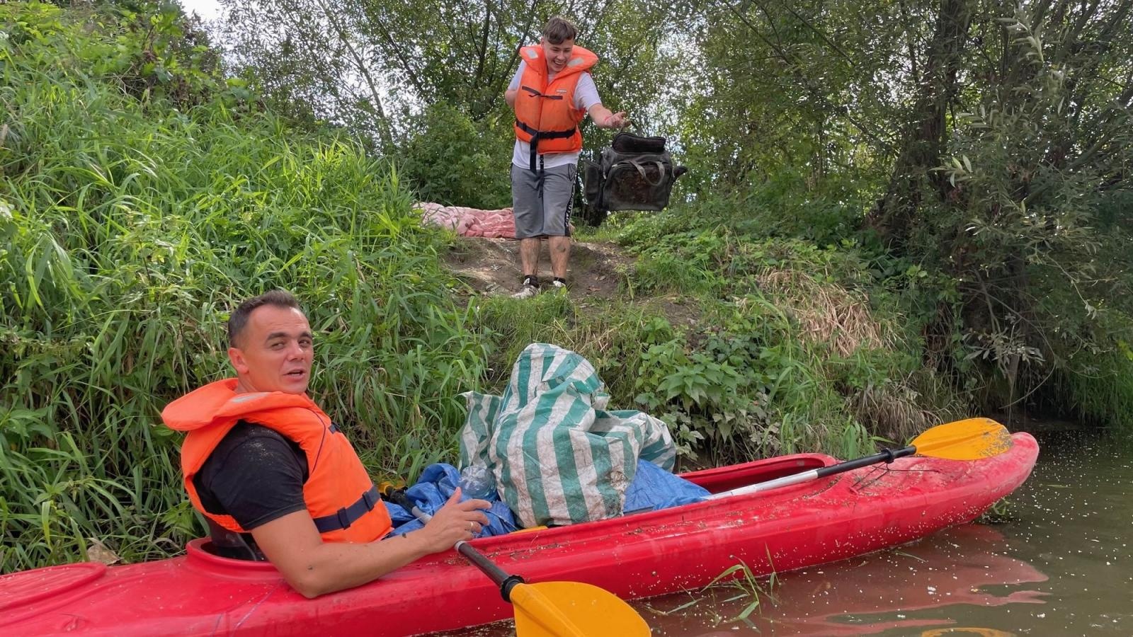 Zdjęcie w galerii na portalu naszraciborz.pl: Połączone siły młodzieży sprzątały Odrę wiadomości z regionu