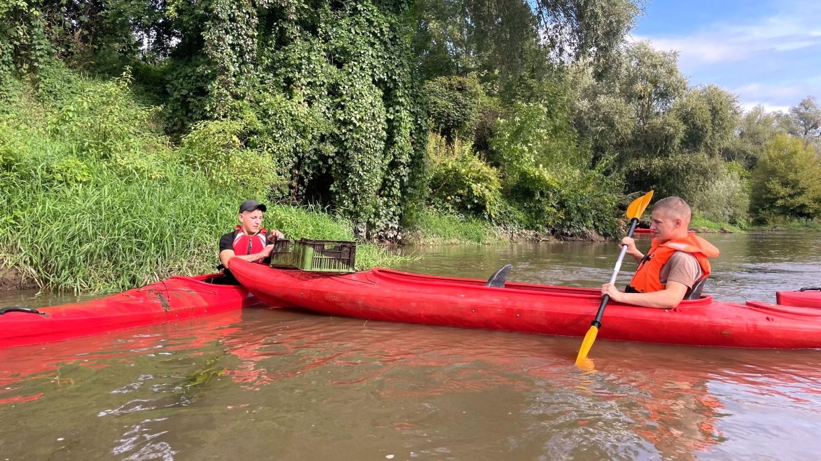 Zdjęcie w galerii na portalu naszraciborz.pl: Połączone siły młodzieży sprzątały Odrę wiadomości z regionu