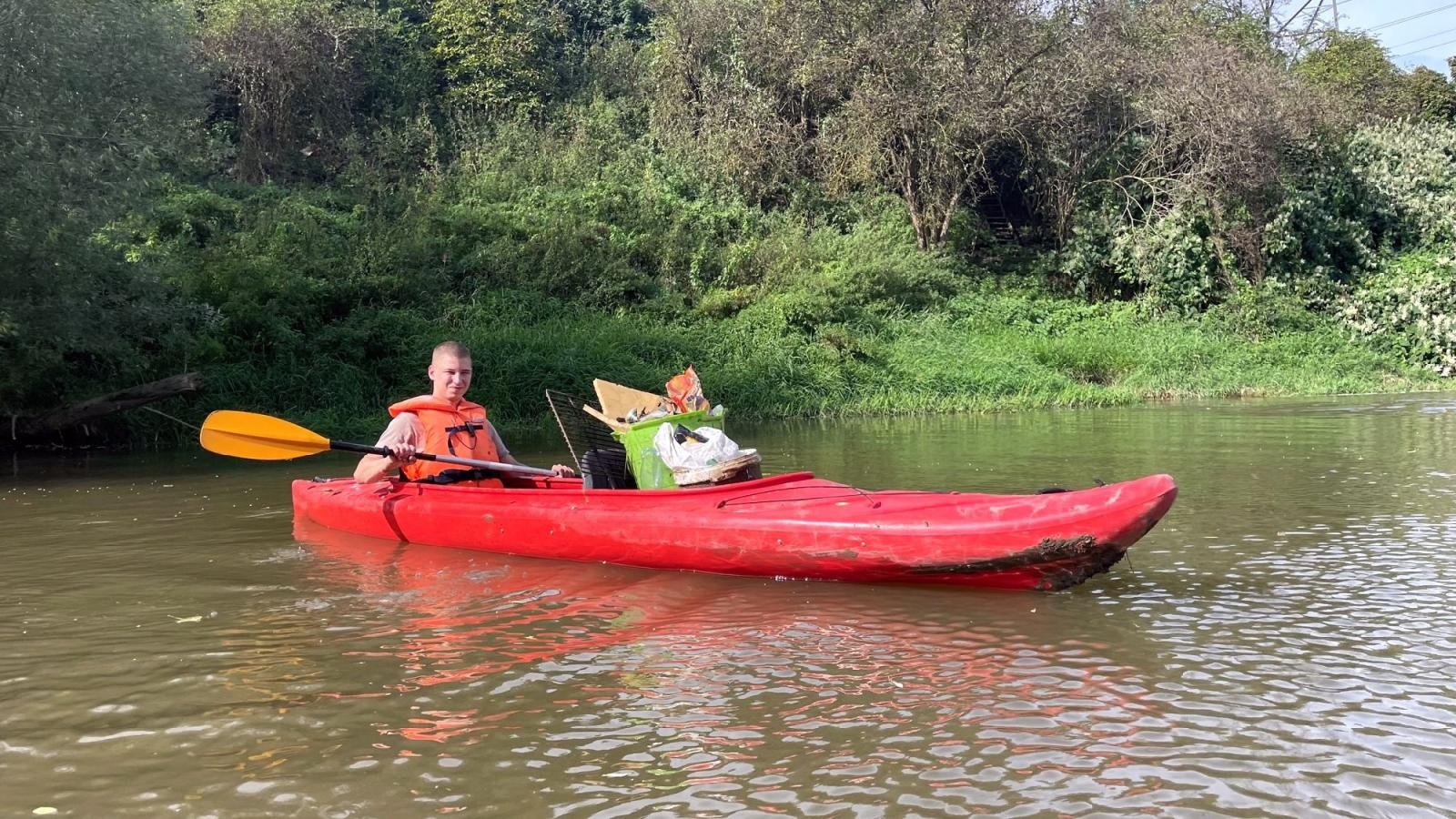 Zdjęcie w galerii na portalu naszraciborz.pl: Połączone siły młodzieży sprzątały Odrę wiadomości z regionu