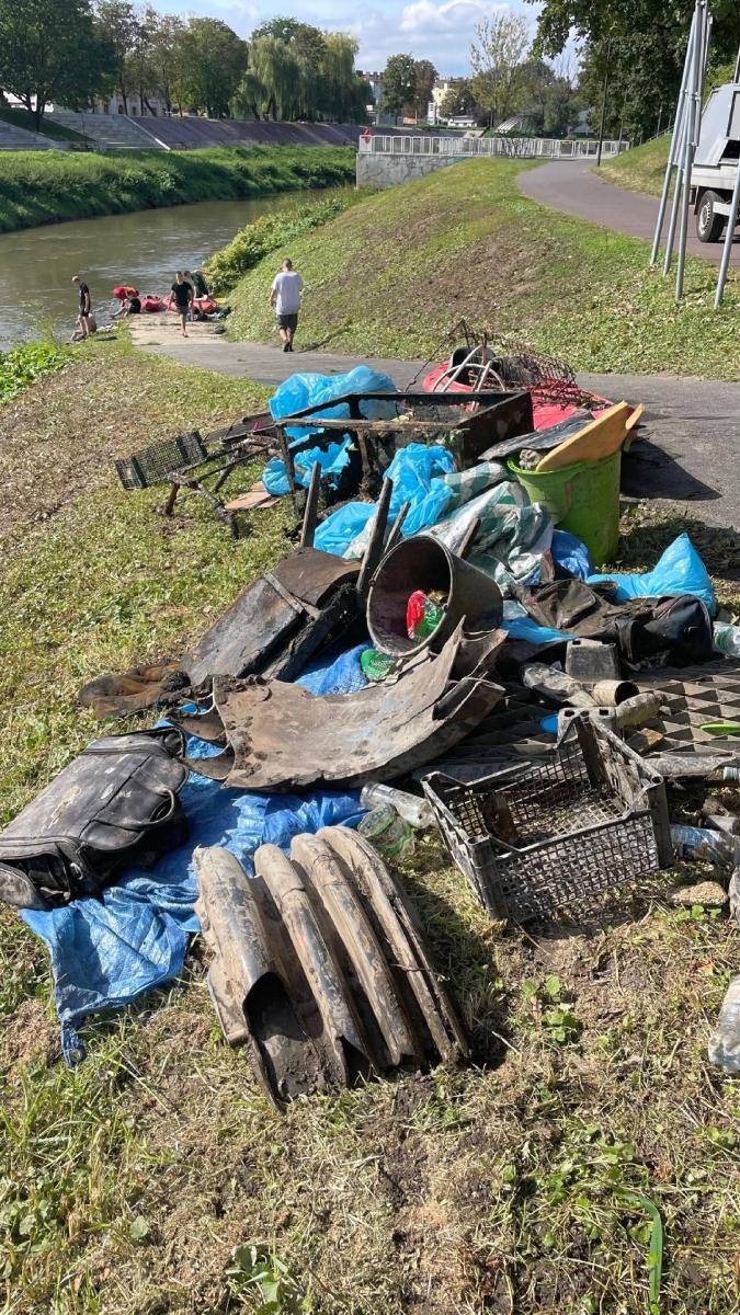 Zdjęcie w galerii na portalu naszraciborz.pl: Połączone siły młodzieży sprzątały Odrę wiadomości z regionu