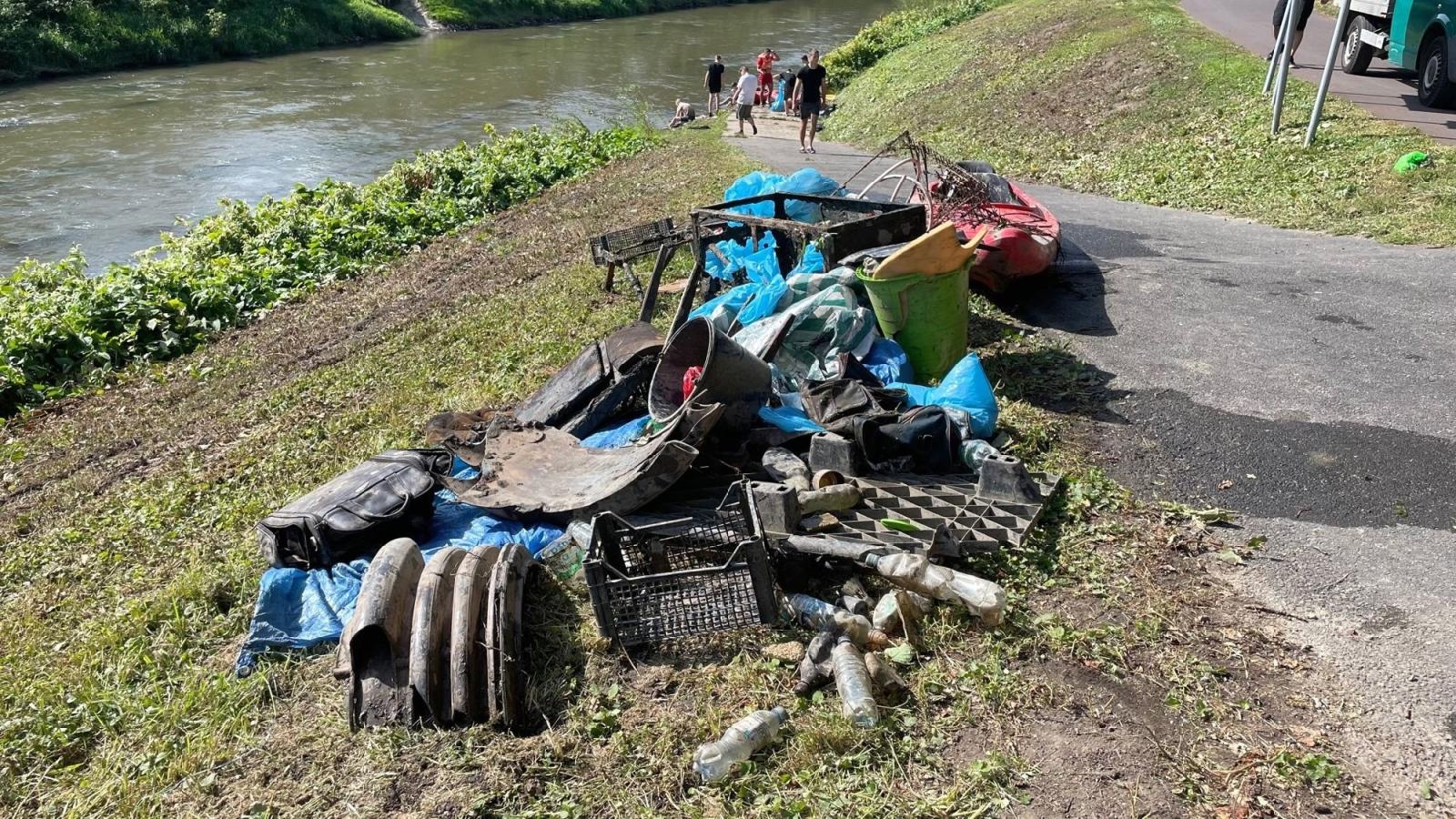 Zdjęcie w galerii na portalu naszraciborz.pl: Połączone siły młodzieży sprzątały Odrę wiadomości z regionu