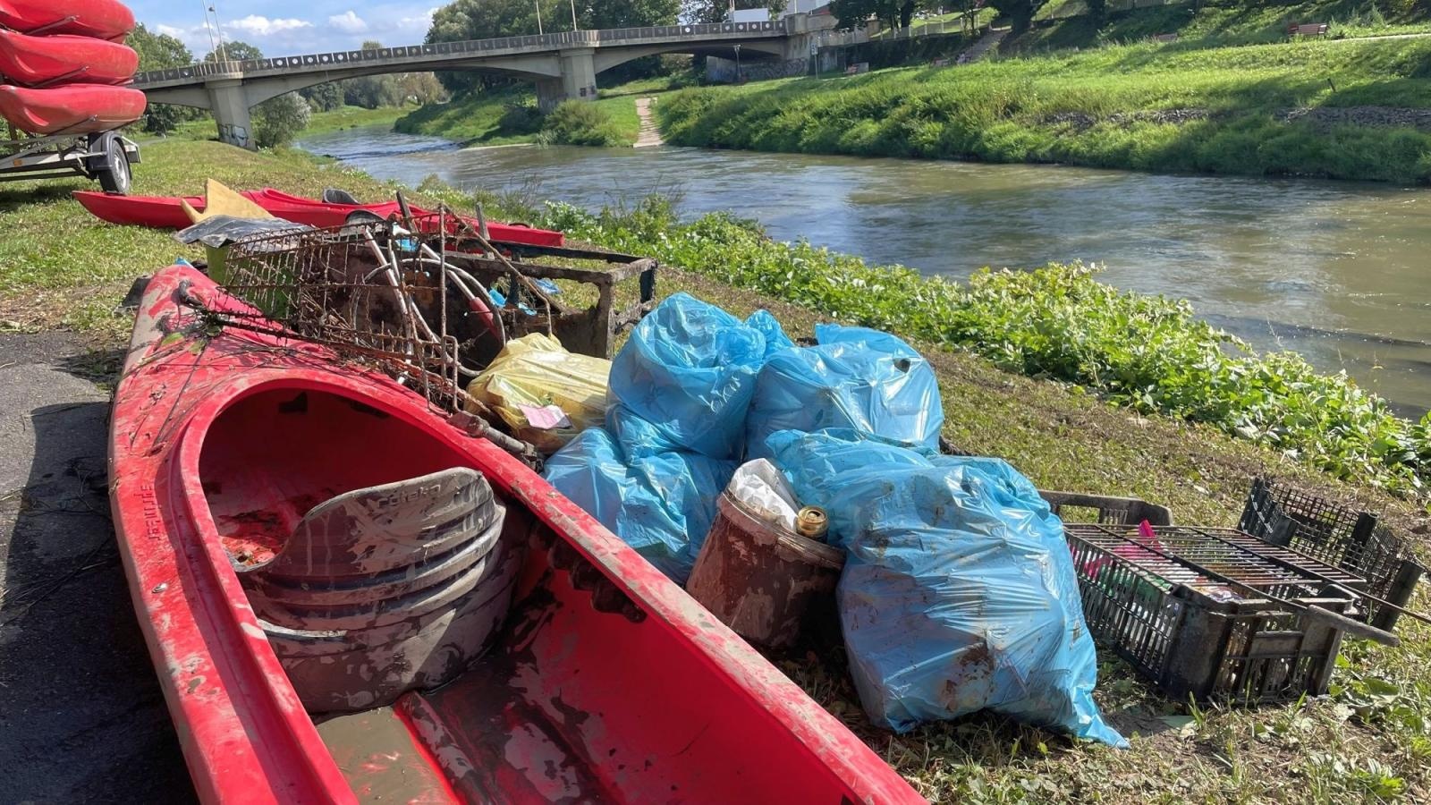 Zdjęcie w galerii na portalu naszraciborz.pl: Połączone siły młodzieży sprzątały Odrę wiadomości z regionu