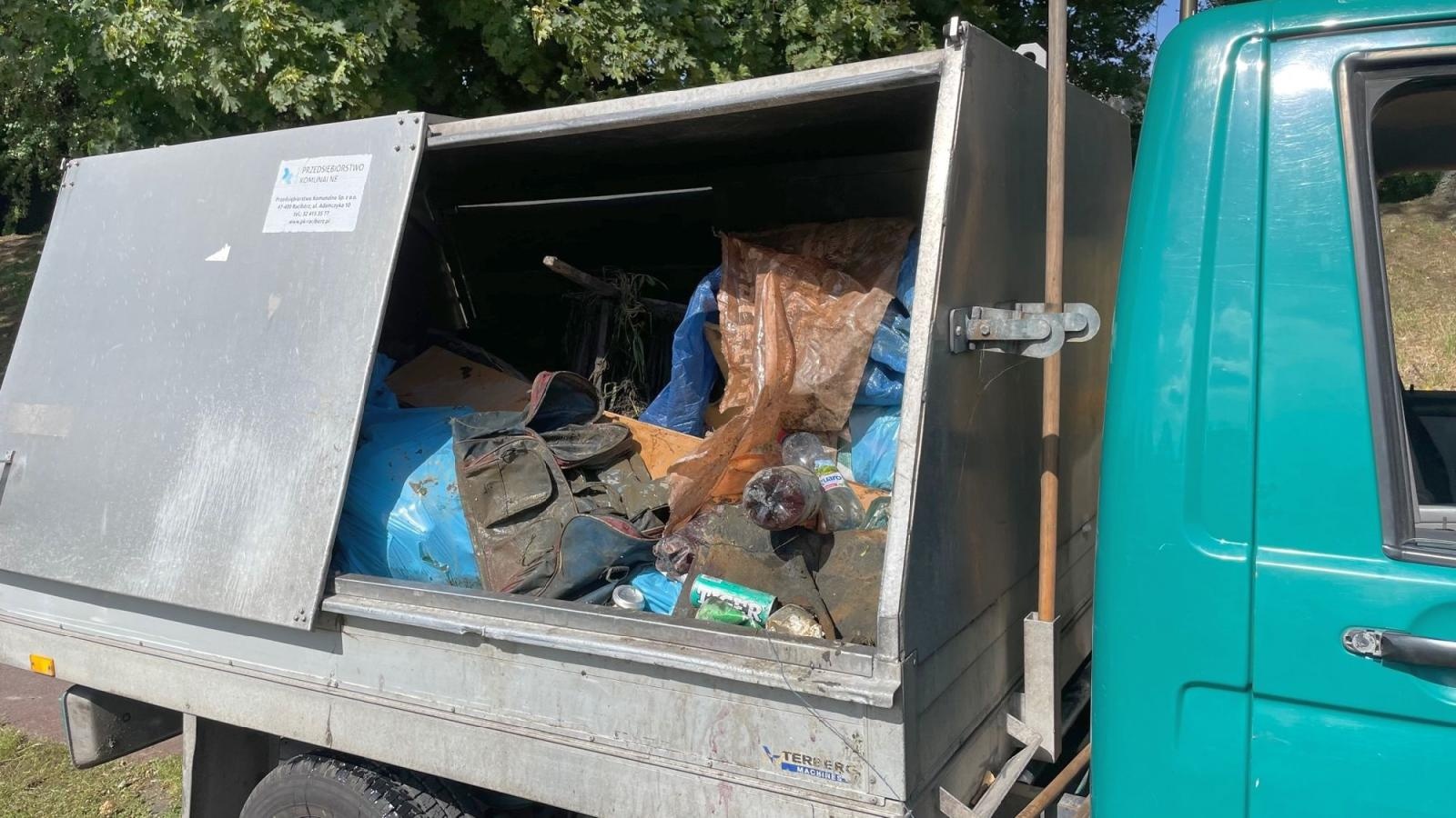 Zdjęcie w galerii na portalu naszraciborz.pl: Połączone siły młodzieży sprzątały Odrę wiadomości z regionu