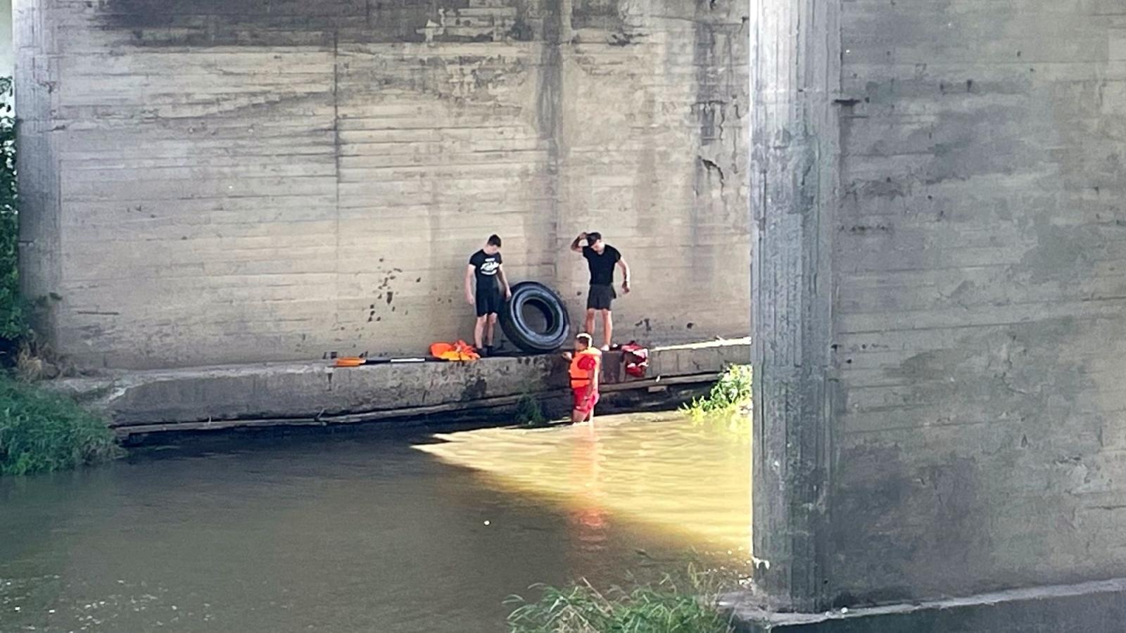 Zdjęcie w galerii na portalu naszraciborz.pl: Połączone siły młodzieży sprzątały Odrę wiadomości z regionu