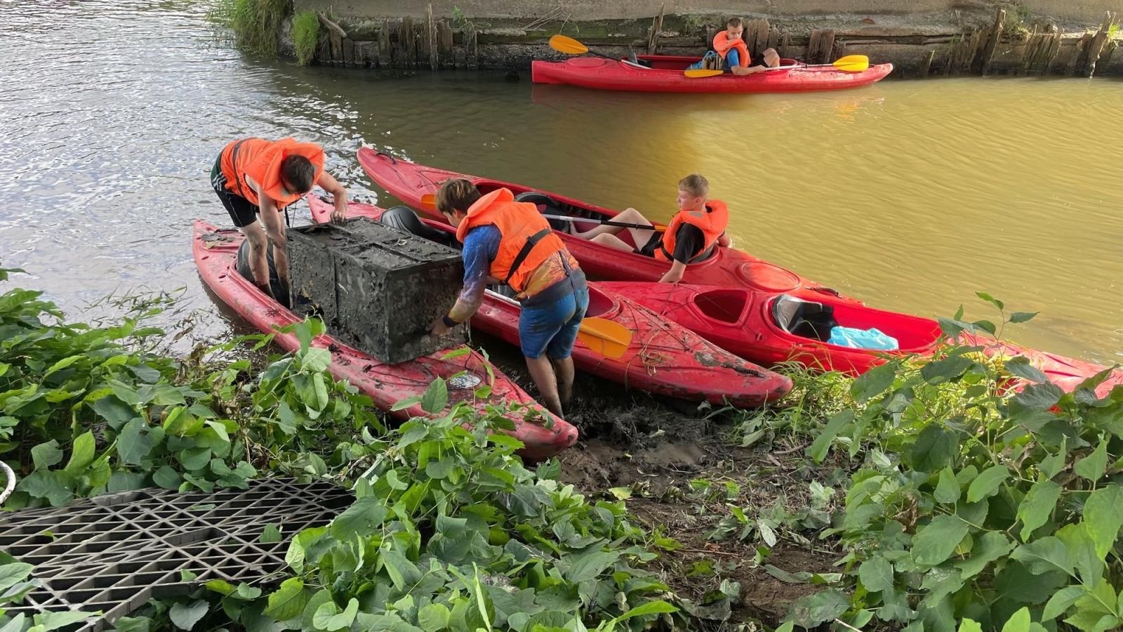 Zdjęcie w galerii na portalu naszraciborz.pl: Połączone siły młodzieży sprzątały Odrę wiadomości z regionu