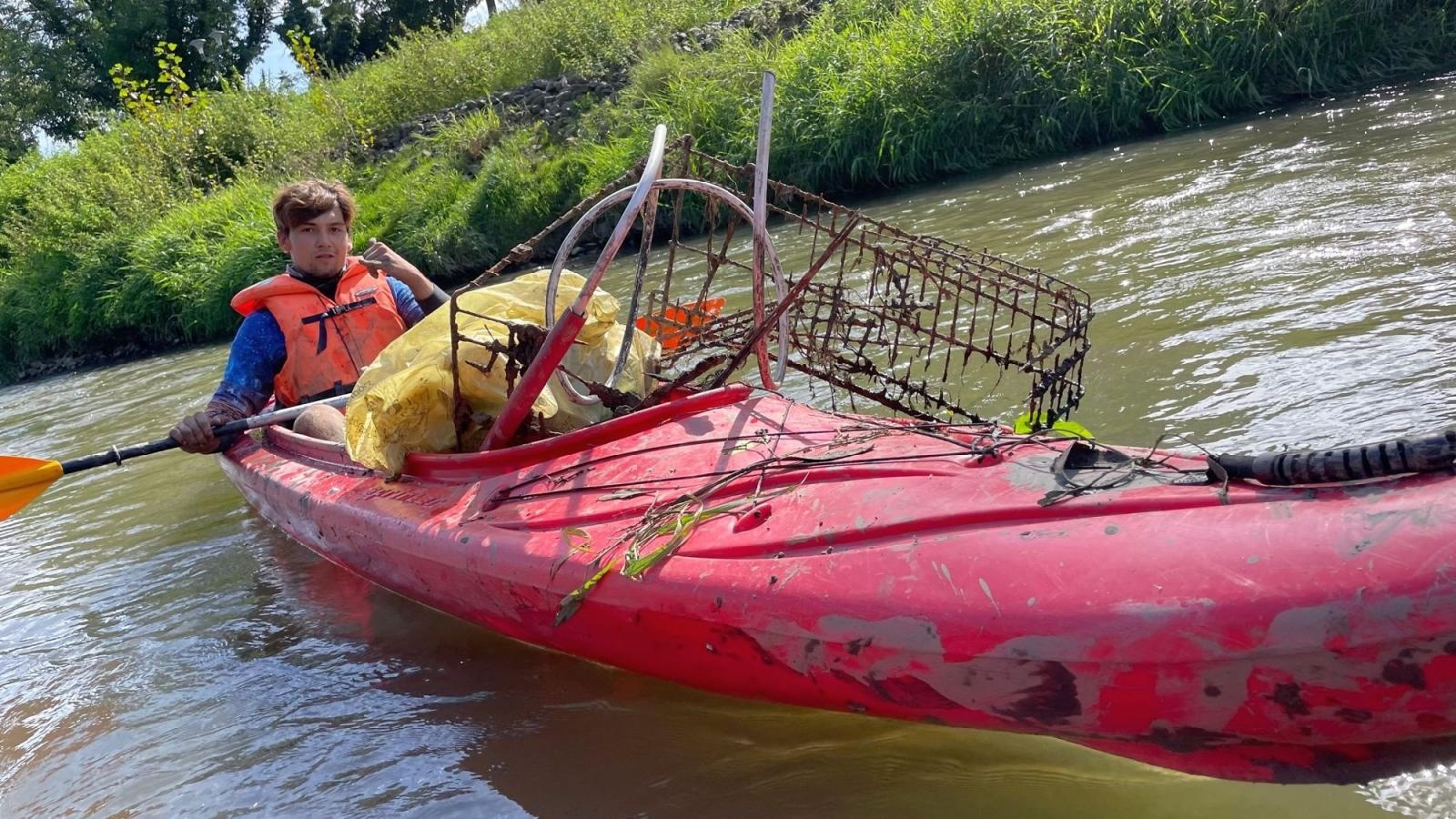 Zdjęcie w galerii na portalu naszraciborz.pl: Połączone siły młodzieży sprzątały Odrę wiadomości z regionu