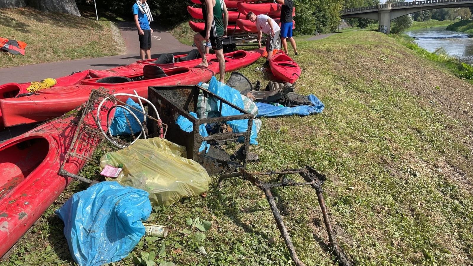 Zdjęcie w galerii na portalu naszraciborz.pl: Połączone siły młodzieży sprzątały Odrę wiadomości z regionu