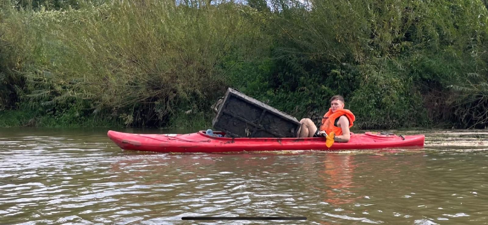 Zdjęcie w galerii na portalu naszraciborz.pl: Połączone siły młodzieży sprzątały Odrę wiadomości z regionu