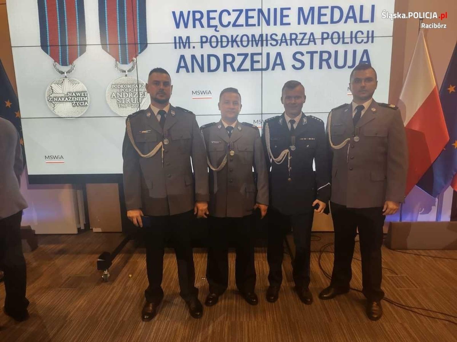 Zdjęcie w galerii na portalu naszraciborz.pl: Komendant z Raciborza z odznaczeniem za bohaterstwo wiadomości z regionu