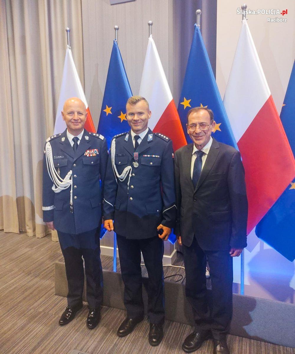 Zdjęcie w galerii na portalu naszraciborz.pl: Komendant z Raciborza z odznaczeniem za bohaterstwo wiadomości z regionu