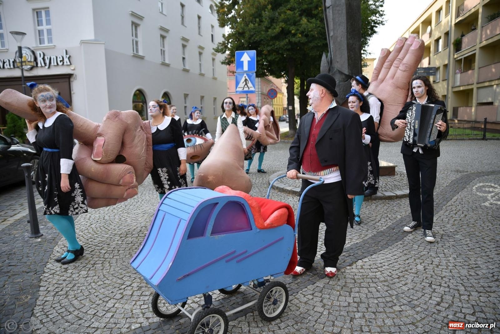 Zdjęcie w galerii na portalu naszraciborz.pl: Zmysły - wędrowny kabaret liryczny A3 Teatr w Raciborzu [FOTO i WIDEO] wiadomości z regionu