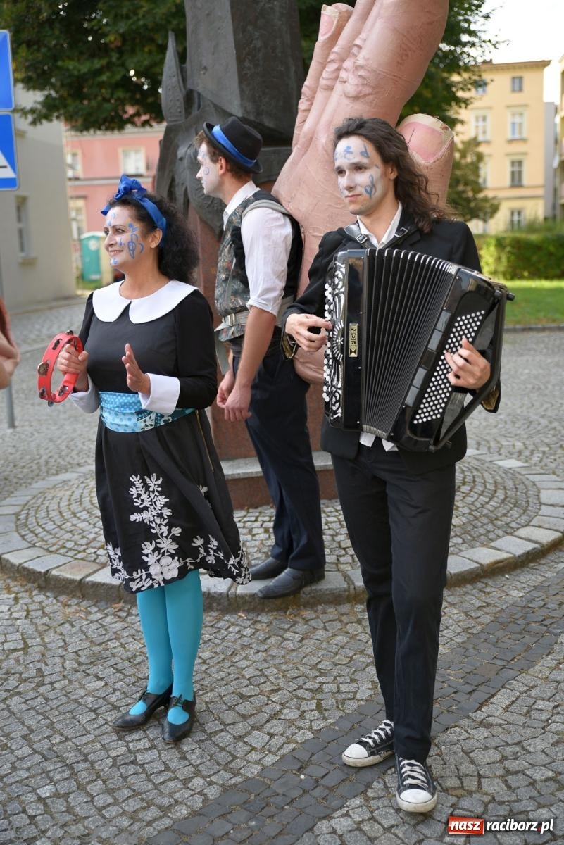 Zdjęcie w galerii na portalu naszraciborz.pl: Zmysły - wędrowny kabaret liryczny A3 Teatr w Raciborzu [FOTO i WIDEO] wiadomości z regionu