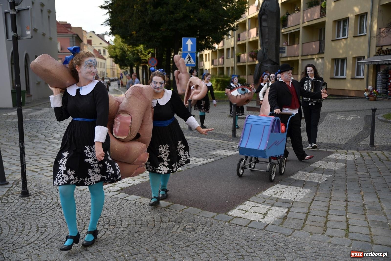 Zdjęcie w galerii na portalu naszraciborz.pl: Zmysły - wędrowny kabaret liryczny A3 Teatr w Raciborzu [FOTO i WIDEO] wiadomości z regionu
