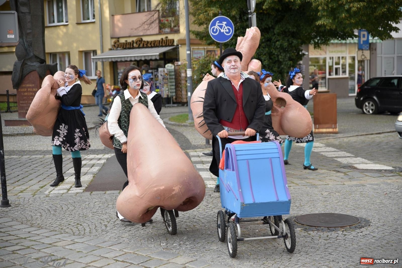 Zdjęcie w galerii na portalu naszraciborz.pl: Zmysły - wędrowny kabaret liryczny A3 Teatr w Raciborzu [FOTO i WIDEO] wiadomości z regionu