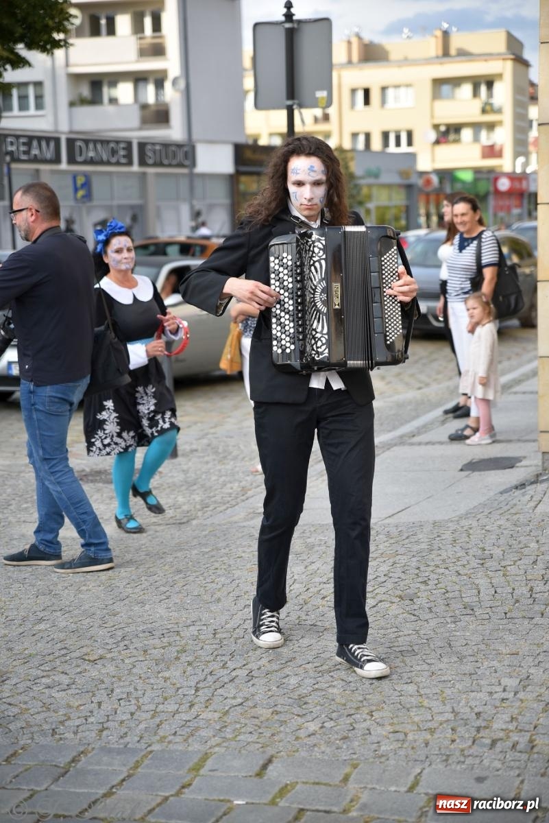 Zdjęcie w galerii na portalu naszraciborz.pl: Zmysły - wędrowny kabaret liryczny A3 Teatr w Raciborzu [FOTO i WIDEO] wiadomości z regionu