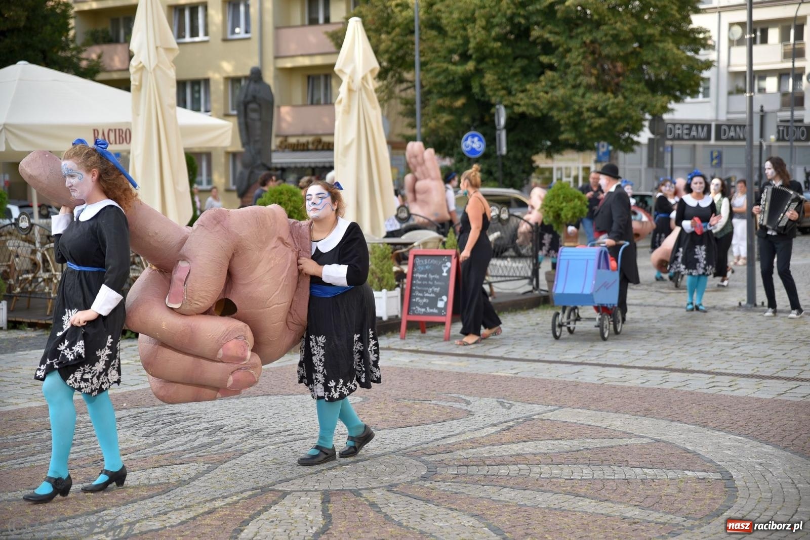 Zdjęcie w galerii na portalu naszraciborz.pl: Zmysły - wędrowny kabaret liryczny A3 Teatr w Raciborzu [FOTO i WIDEO] wiadomości z regionu