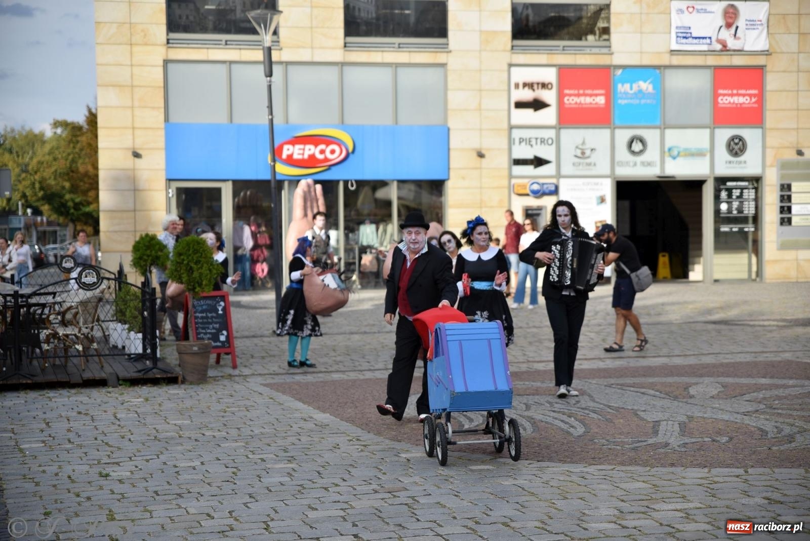 Zdjęcie w galerii na portalu naszraciborz.pl: Zmysły - wędrowny kabaret liryczny A3 Teatr w Raciborzu [FOTO i WIDEO] wiadomości z regionu
