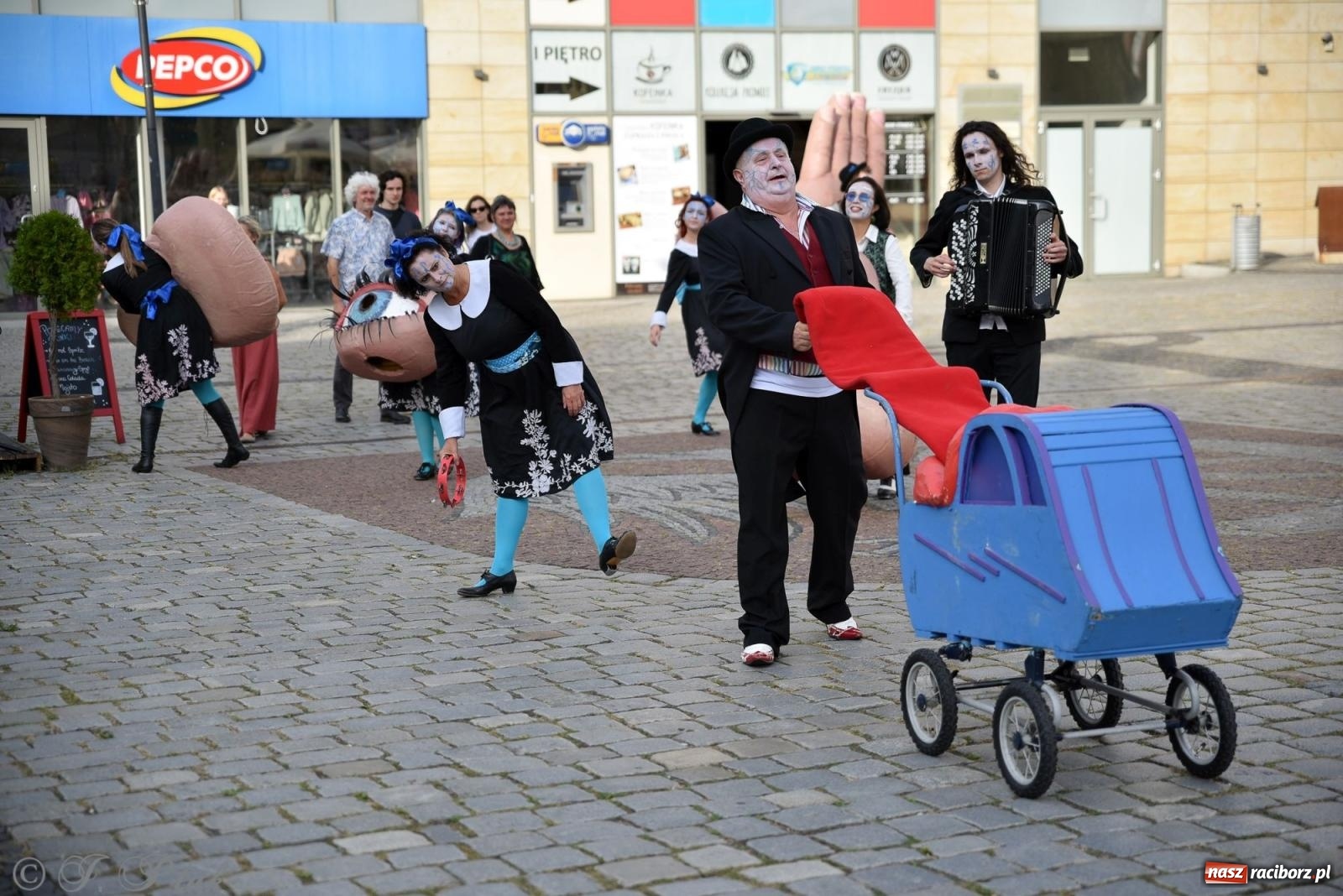 Zdjęcie w galerii na portalu naszraciborz.pl: Zmysły - wędrowny kabaret liryczny A3 Teatr w Raciborzu [FOTO i WIDEO] wiadomości z regionu