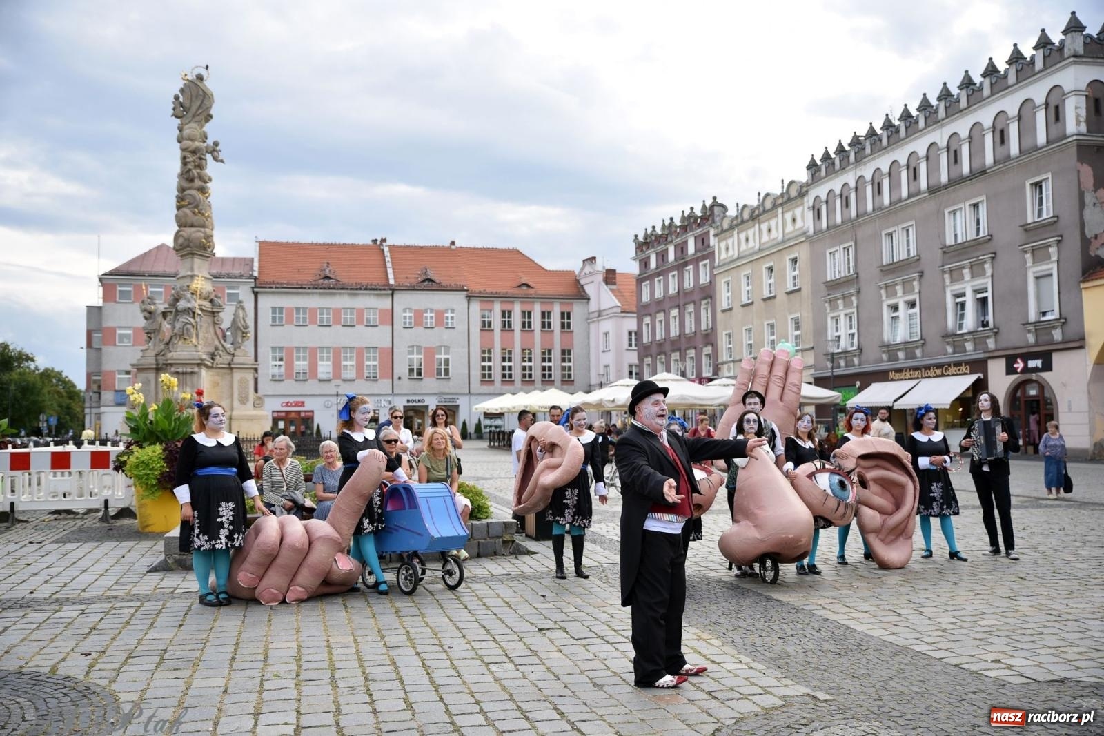 Zdjęcie w galerii na portalu naszraciborz.pl: Zmysły - wędrowny kabaret liryczny A3 Teatr w Raciborzu [FOTO i WIDEO] wiadomości z regionu