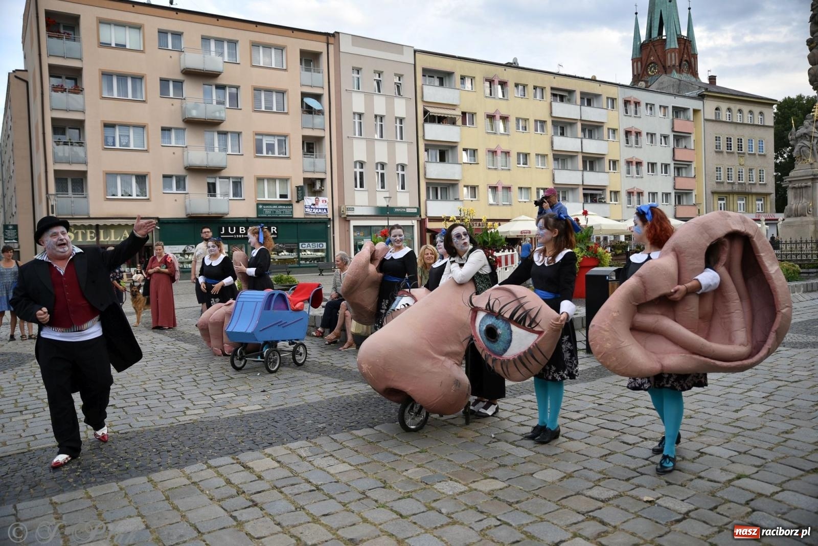 Zdjęcie w galerii na portalu naszraciborz.pl: Zmysły - wędrowny kabaret liryczny A3 Teatr w Raciborzu [FOTO i WIDEO] wiadomości z regionu