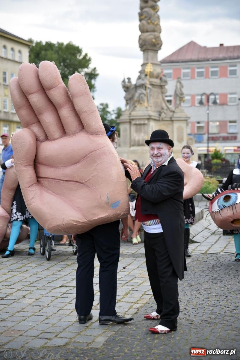 Zdjęcie w galerii na portalu naszraciborz.pl: Zmysły - wędrowny kabaret liryczny A3 Teatr w Raciborzu [FOTO i WIDEO] wiadomości z regionu