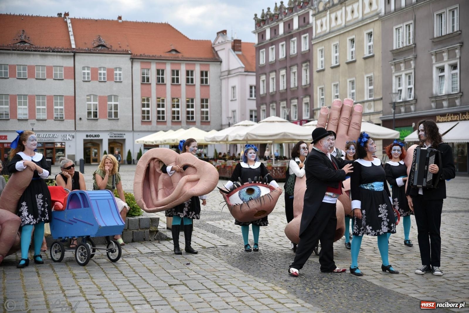 Zdjęcie w galerii na portalu naszraciborz.pl: Zmysły - wędrowny kabaret liryczny A3 Teatr w Raciborzu [FOTO i WIDEO] wiadomości z regionu