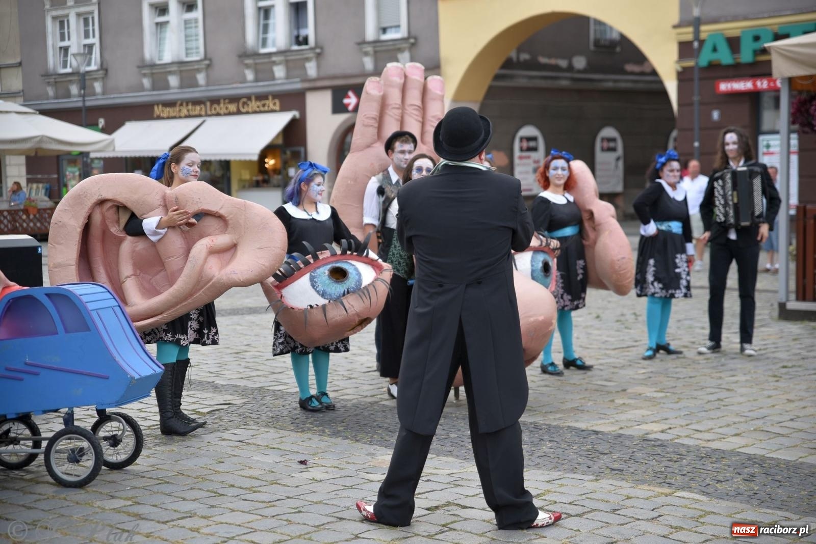 Zdjęcie w galerii na portalu naszraciborz.pl: Zmysły - wędrowny kabaret liryczny A3 Teatr w Raciborzu [FOTO i WIDEO] wiadomości z regionu