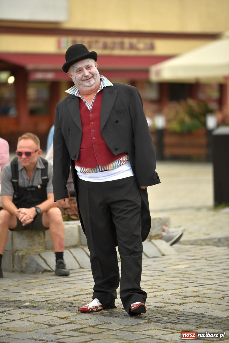 Zdjęcie w galerii na portalu naszraciborz.pl: Zmysły - wędrowny kabaret liryczny A3 Teatr w Raciborzu [FOTO i WIDEO] wiadomości z regionu