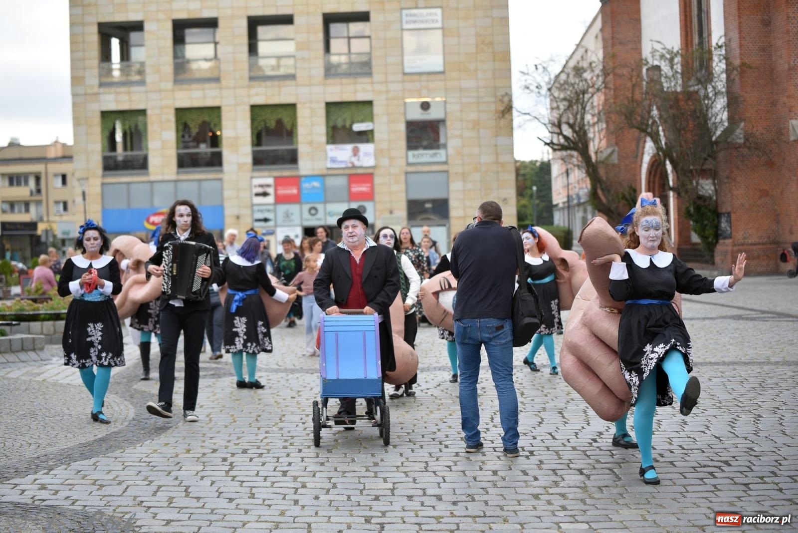 Zdjęcie w galerii na portalu naszraciborz.pl: Zmysły - wędrowny kabaret liryczny A3 Teatr w Raciborzu [FOTO i WIDEO] wiadomości z regionu
