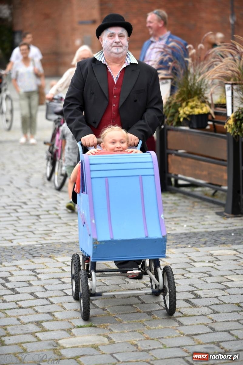 Zdjęcie w galerii na portalu naszraciborz.pl: Zmysły - wędrowny kabaret liryczny A3 Teatr w Raciborzu [FOTO i WIDEO] wiadomości z regionu