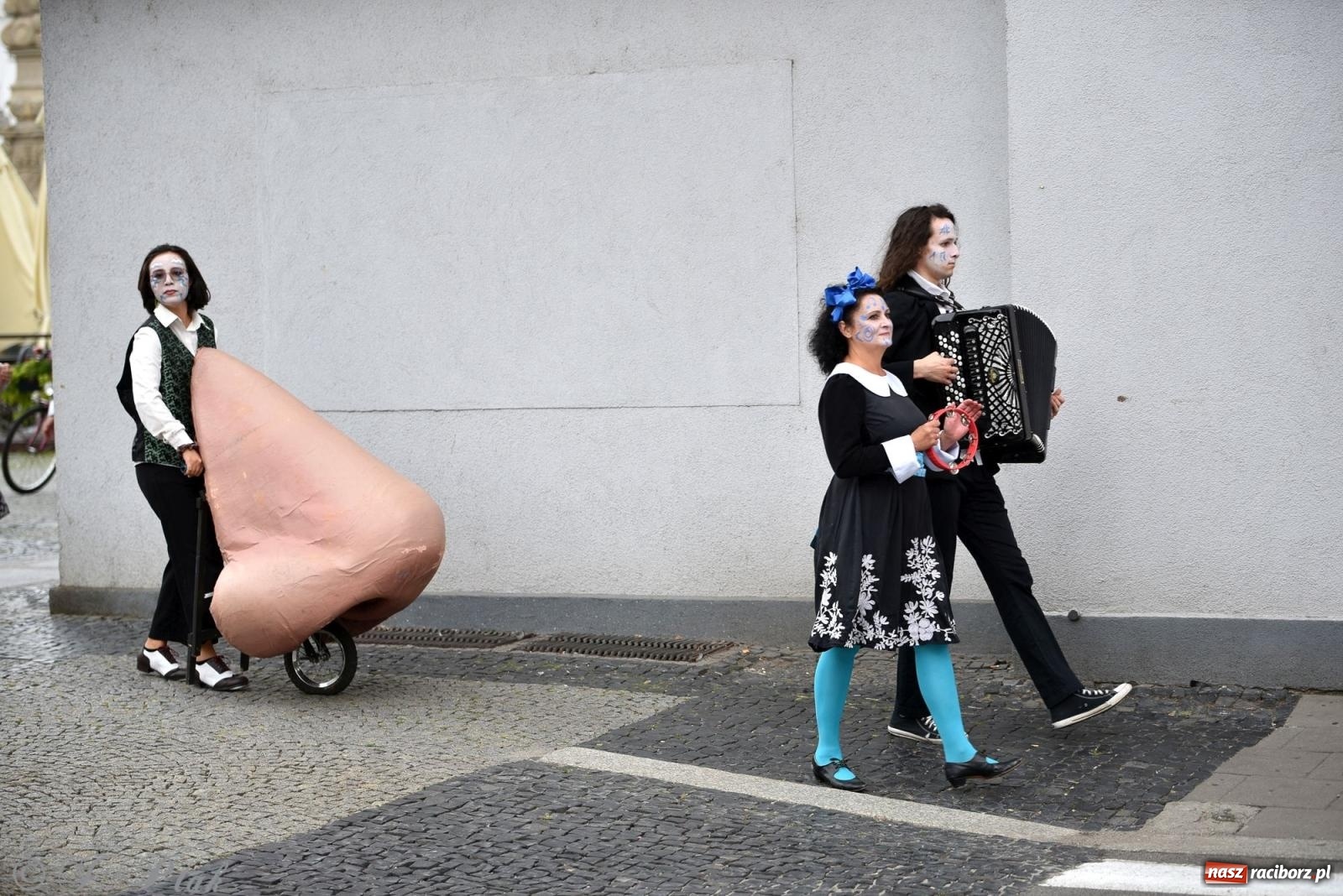 Zdjęcie w galerii na portalu naszraciborz.pl: Zmysły - wędrowny kabaret liryczny A3 Teatr w Raciborzu [FOTO i WIDEO] wiadomości z regionu