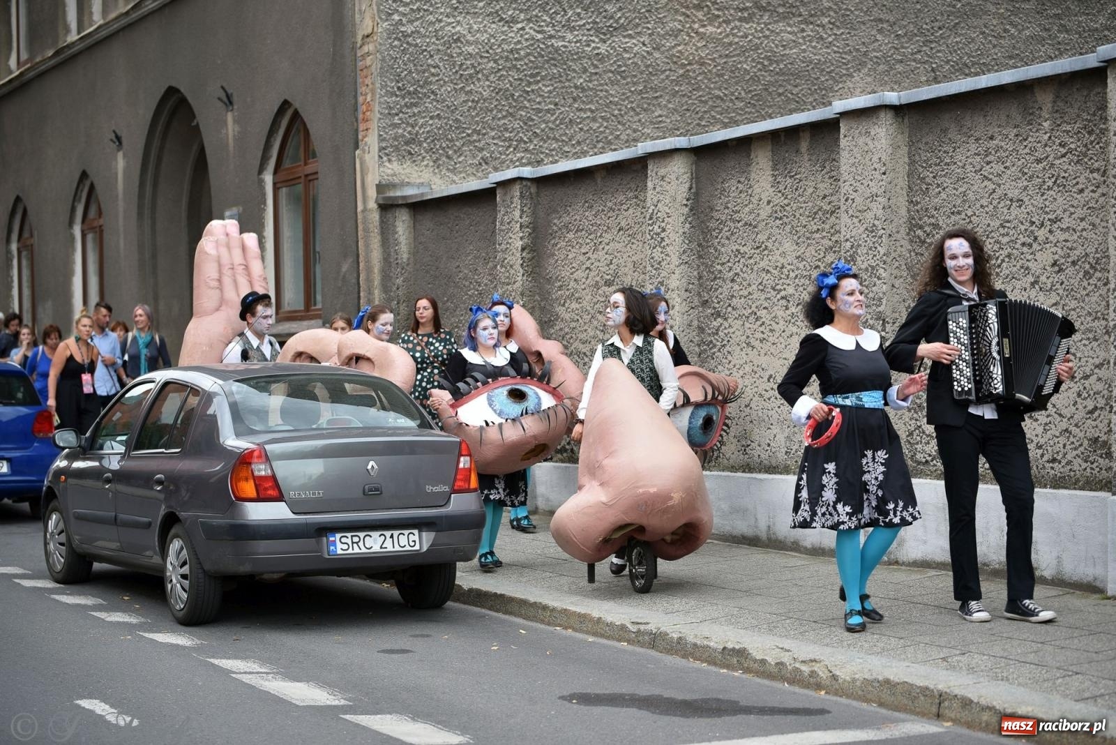 Zdjęcie w galerii na portalu naszraciborz.pl: Zmysły - wędrowny kabaret liryczny A3 Teatr w Raciborzu [FOTO i WIDEO] wiadomości z regionu