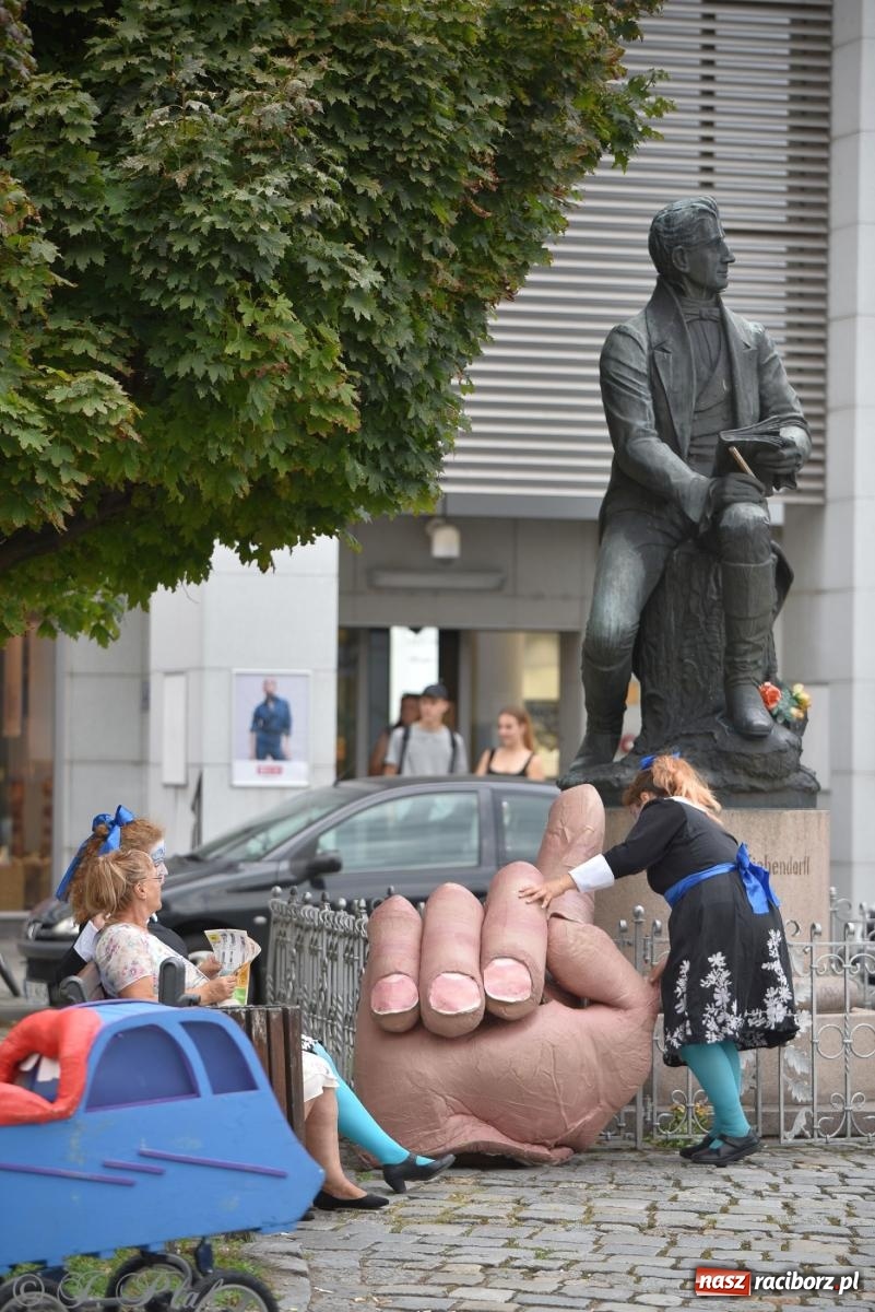 Zdjęcie w galerii na portalu naszraciborz.pl: Zmysły - wędrowny kabaret liryczny A3 Teatr w Raciborzu [FOTO i WIDEO] wiadomości z regionu
