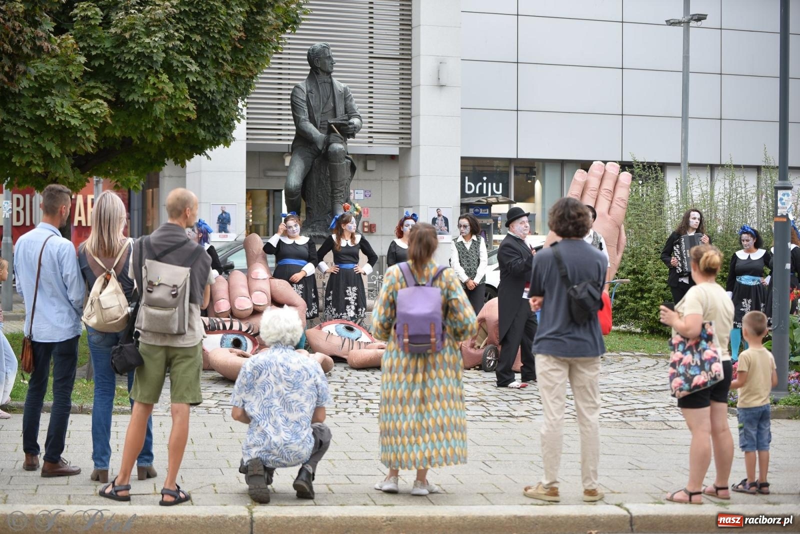 Zdjęcie w galerii na portalu naszraciborz.pl: Zmysły - wędrowny kabaret liryczny A3 Teatr w Raciborzu [FOTO i WIDEO] wiadomości z regionu