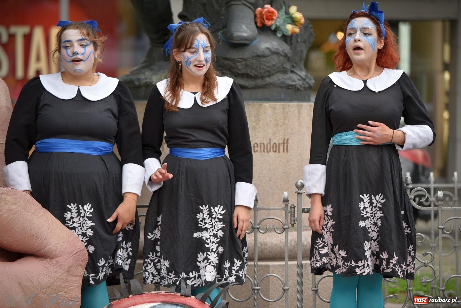 Zdjęcie w galerii na portalu naszraciborz.pl: Zmysły - wędrowny kabaret liryczny A3 Teatr w Raciborzu [FOTO i WIDEO] wiadomości z regionu