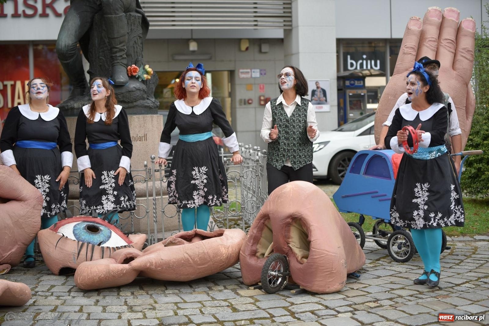 Zdjęcie w galerii na portalu naszraciborz.pl: Zmysły - wędrowny kabaret liryczny A3 Teatr w Raciborzu [FOTO i WIDEO] wiadomości z regionu