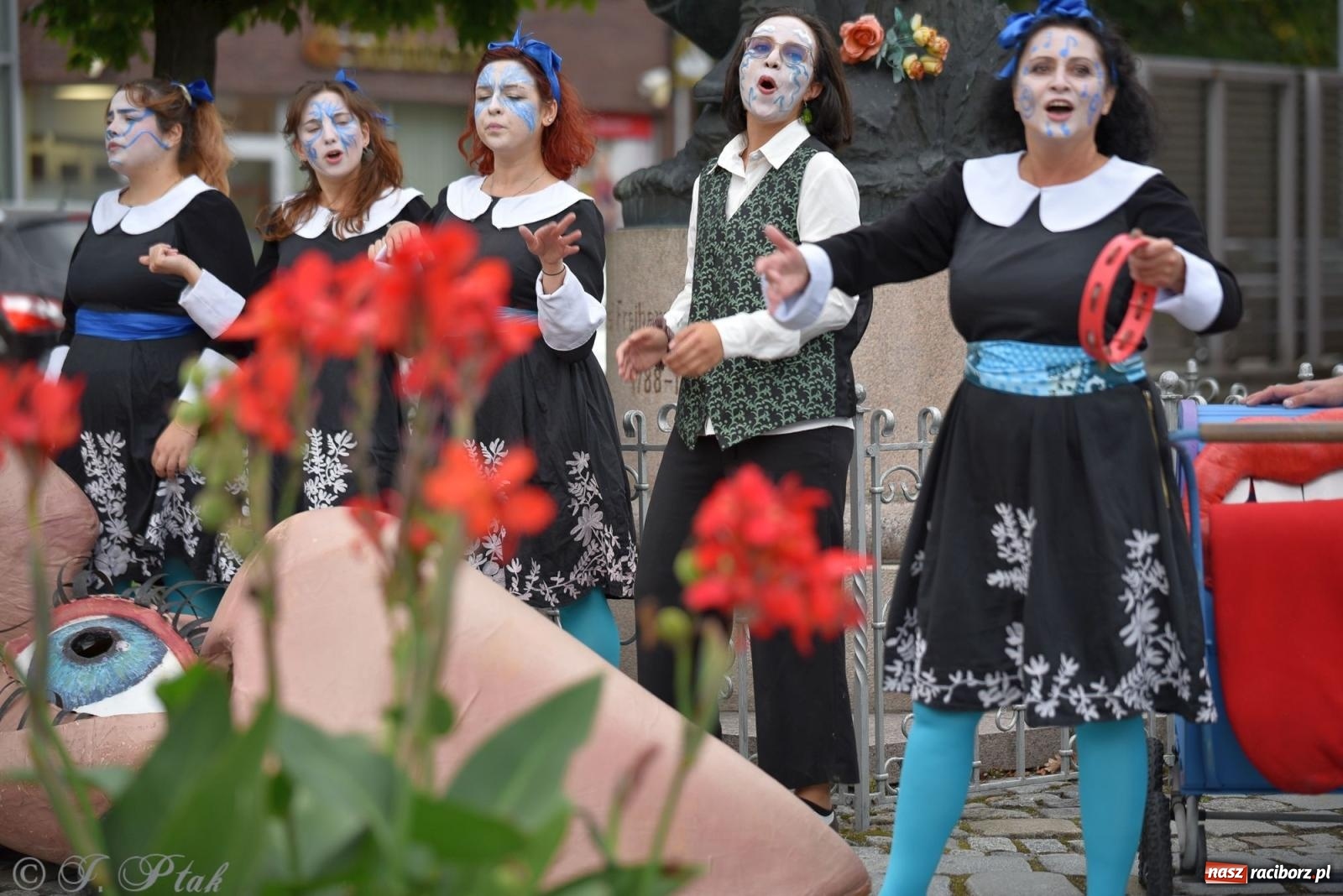 Zdjęcie w galerii na portalu naszraciborz.pl: Zmysły - wędrowny kabaret liryczny A3 Teatr w Raciborzu [FOTO i WIDEO] wiadomości z regionu