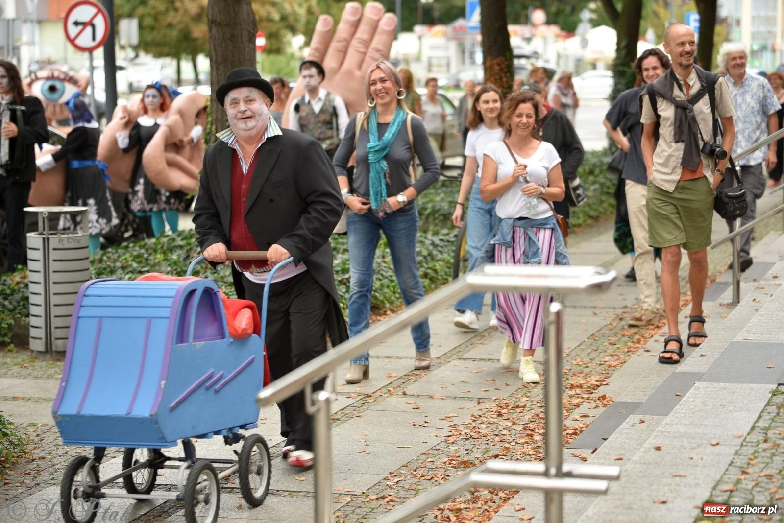 Zdjęcie w galerii na portalu naszraciborz.pl: Zmysły - wędrowny kabaret liryczny A3 Teatr w Raciborzu [FOTO i WIDEO] wiadomości z regionu